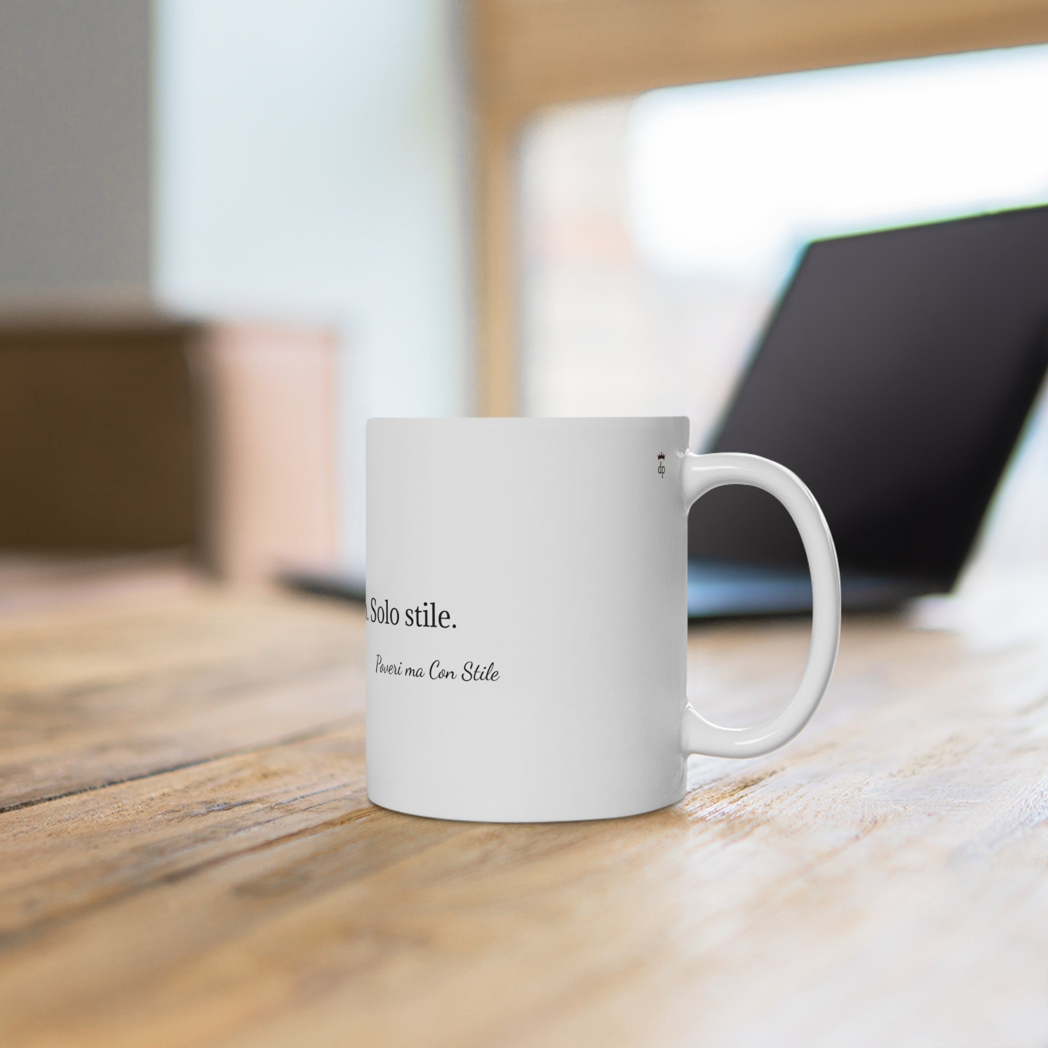 Tazza in ceramica “Non serve molto. Solo stile.” | Collezione Poveri ma Con Stile